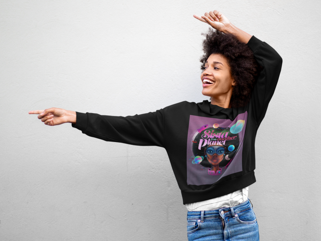 Woman with Afro hair wearing a t-shirt with print "Sistah from another Planet"