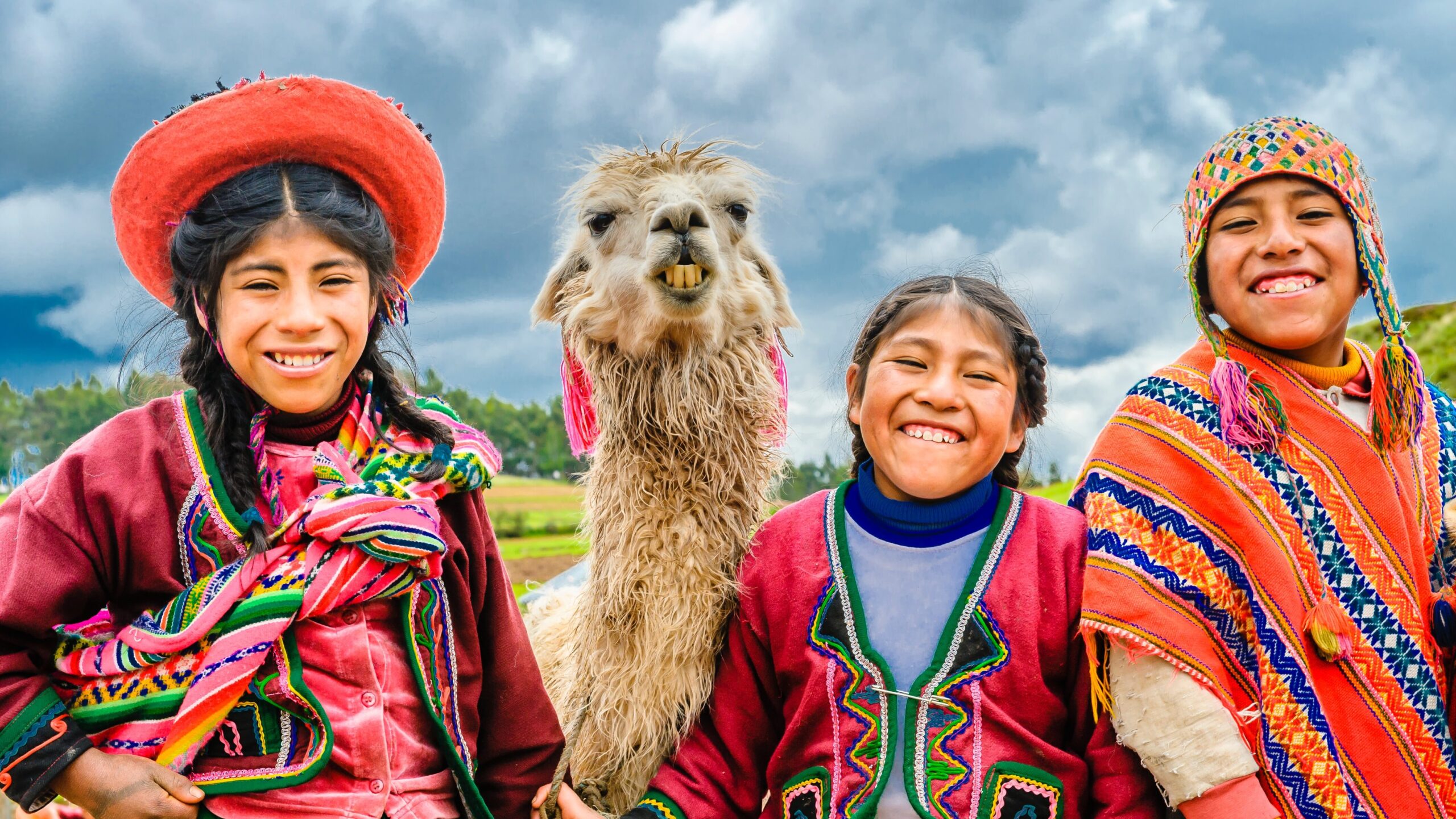 Quechua kids with a Llama - Awamaki